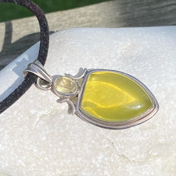 SOLD💲Citrine & glass .925 Sterling Silver triple moon goddess necklace on velvet - Picture 4 of 8